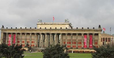 The Alte (old) Museum, a long rectangular building with many columns.