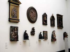 Wall with multiple carved/sculptured images of Madonna and child