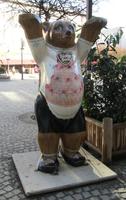 Bear painted in white apron with wedding cake and heart-shaped necklace reading “Süsse Susi” (Sweet Susie)