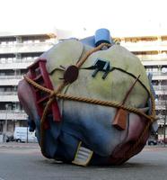 Immense sculpture by Claes Oldenburg; large ball of burlap with household objects wrapped in rope
