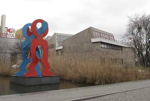 Keith Haring-like sculpture of two red and blue figures interwined.