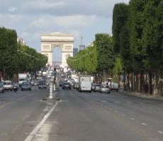 long view of Arc de Triomphe