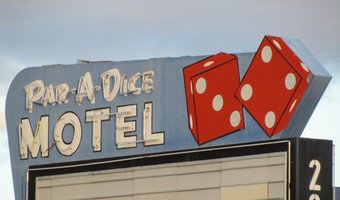 Par-a-dice motel: sign showing two red dice