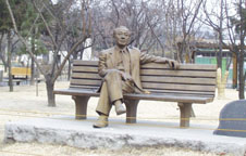 Sitting man sculpture at T'apkol Park 