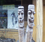 Totems in front of restaurant 