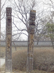 Totems near Seon-kyun-kwan University 