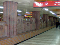 Seoul Station subway dividing wall 