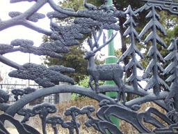 Metalwork on gate at Chongmyo (1) 
