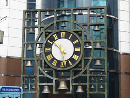 Clock in front of Hyundai Dept. store at Shinch'on 