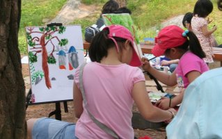 Children making paintings of the sculptures