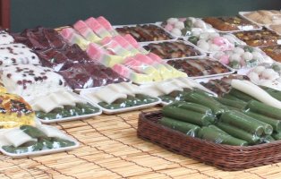 Rice candy with red bean filling