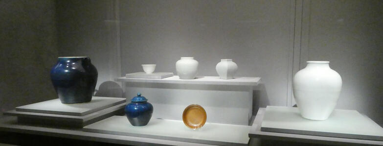 bue and white jars with brown plate