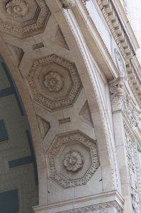 Decorative stonework on inner surface of archway
