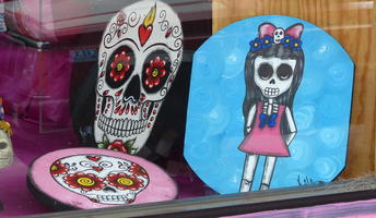 Plate with little girl skeleton with pink dress