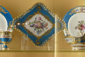 Blue-edged diamond-shaped plate