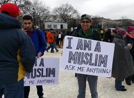 Man holding sign: “I am a muslim. Ask me anything!”