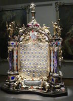 Jewelled display of cameos of court nobles