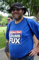 Man wearing T-Shirt “news for DUMB FUX”