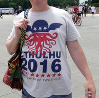 T-shirt: Cthulhu 2016 - The greater of two evils
