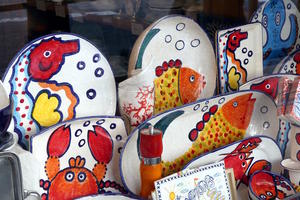 Ceramic plates with seafood motif in shop window ()