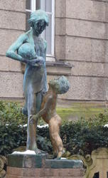 mother child statue