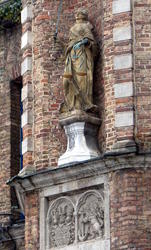 rathaus statue
