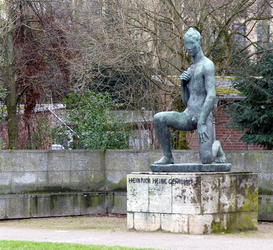 statue in front of museum kunstpalast