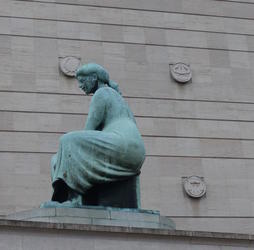 statue near monnaie