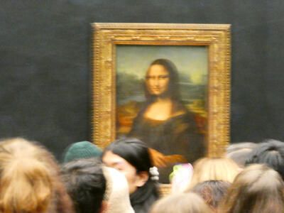 Blurred picture of Mona Lisa, taken over heads of people in crowd