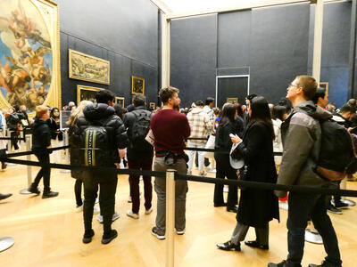 line of people waiting to see Mona Lisa
