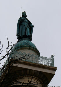 statue of king atop column