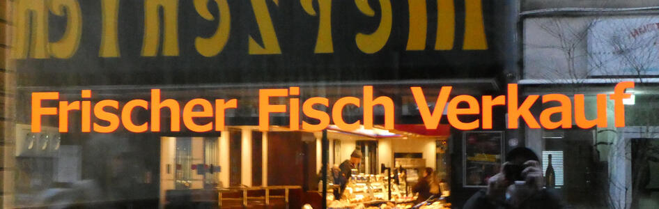 Sign: Frischer Fisch Verkauf (Fresh Fish for Sale)