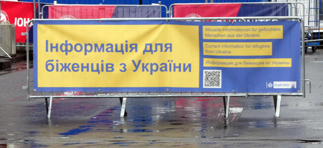 Blue letters on yellow background: Information for Ukrainian refugees