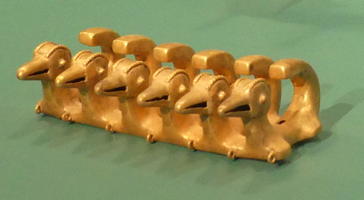 Row of small gold lizards