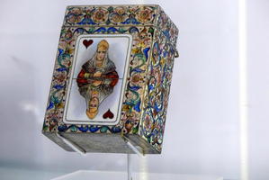 Playing card box with leaf-and-vine decoration, queen of hearts on front