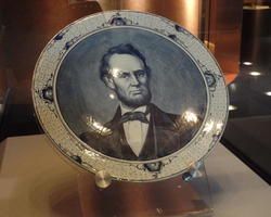 Blue delft-style plate with Lincoln’s picture