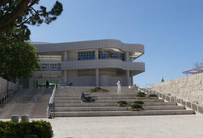 Long view of entrance to Getty Museum showing curved “ribbon” exterior
