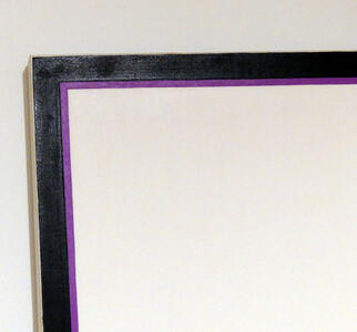 Closeup of frame showing a thin purple border.