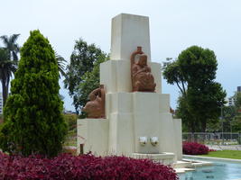 Fountain with precolumbian figures
