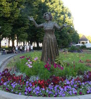 Statue of actress near National Theater
