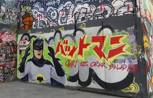 Adam West Batman saying “I Love Londinium”, labeled with Batman in Katakana