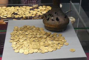 Gold coins and shattered urn
