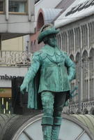 Statue of man in military hat from 1800s and cape