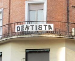 Sign: Dentista, with N and A at an angle.