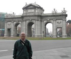 Me standing in front of an arch at the Plaza de Independencia
