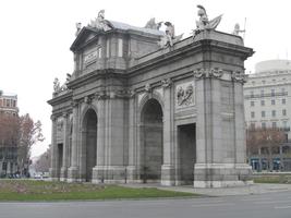3/4 profile view of arch at Plaza de Independencia