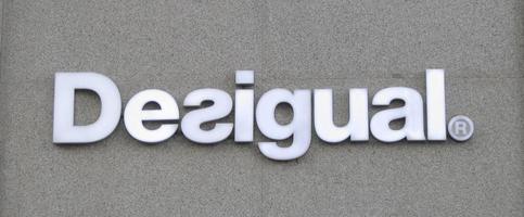 Logo for “Desigual” (unequal) clothing store; “s” is backwards.