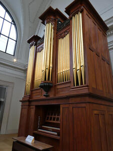 Pipe organ with gold pipes