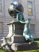 Statue in honor of Louis Daguerre