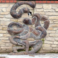 Fountain composed of two entwined serpents
